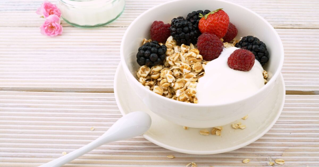 jogurt naturalny  owocami i granolą 